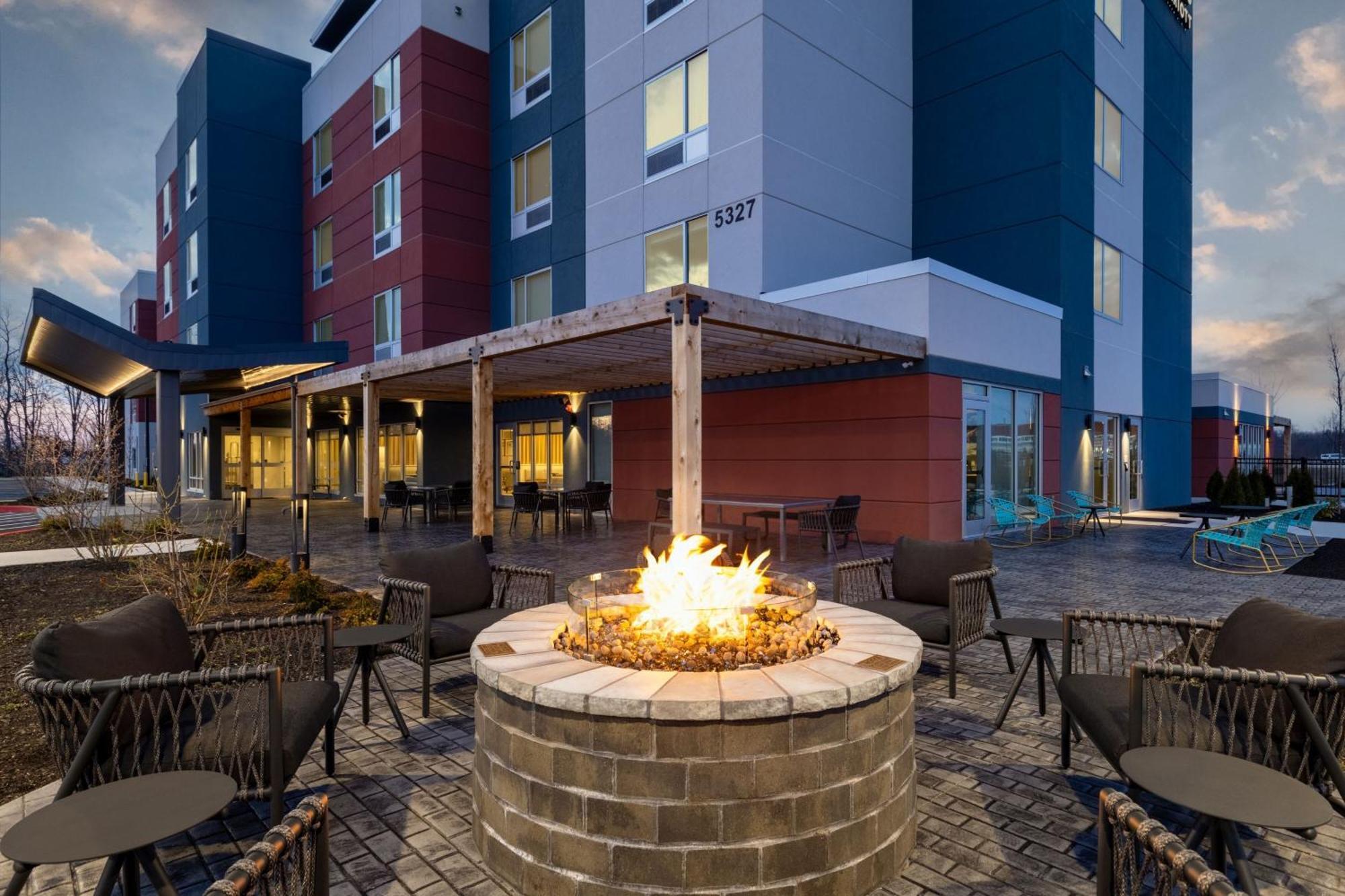 Towneplace Suites By Marriott Geneva At Spire Academy Exterior foto